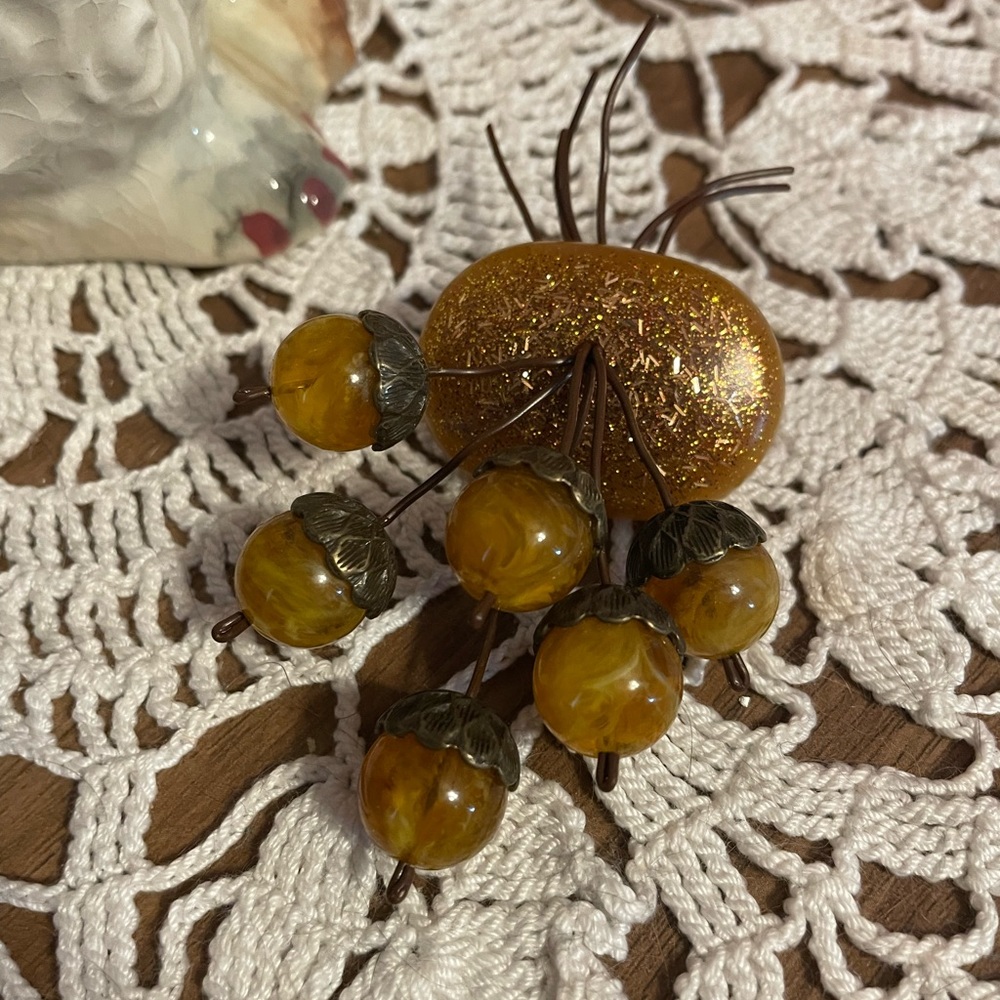 Pin-up Retro Lucite Fakelite Acorn Autumn Fall Glitter Brooch